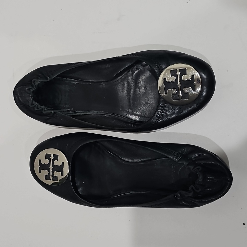Tory Burch black leather Reva flat Size 8 Silver Logo